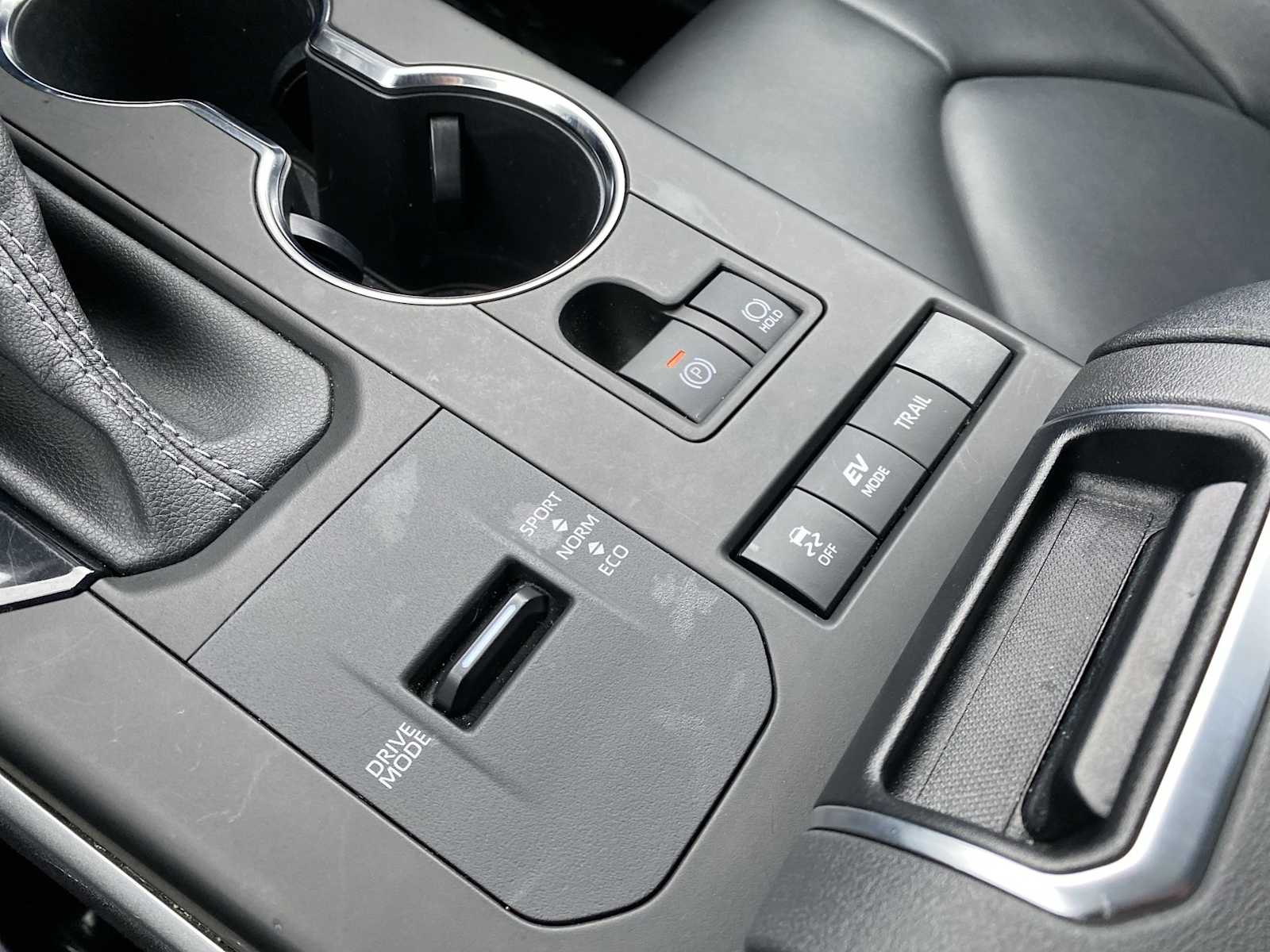 Thumbnail: 2022 Toyota Highlander - 25