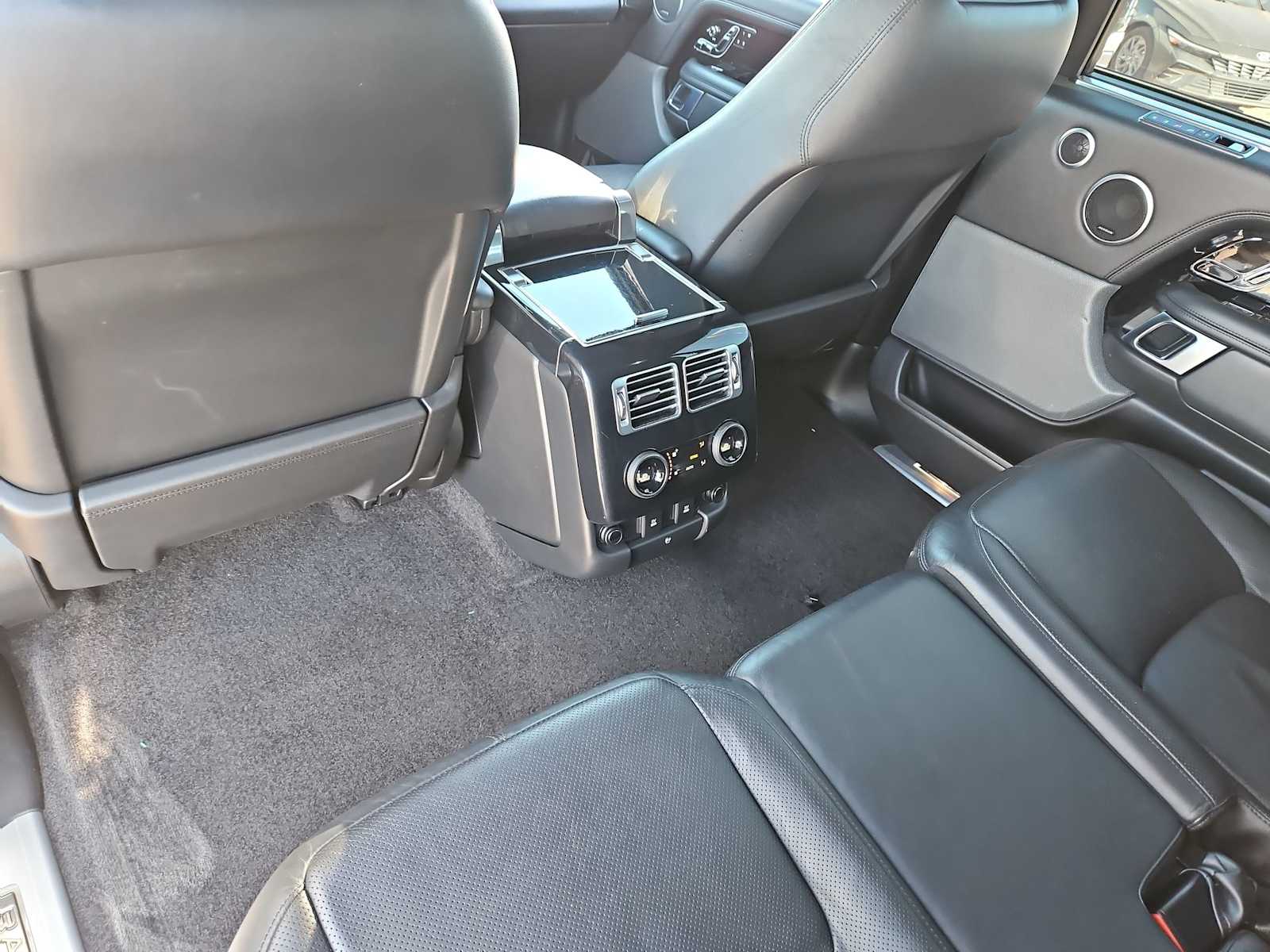 Thumbnail: 2019 Land Rover Range Rover - 18