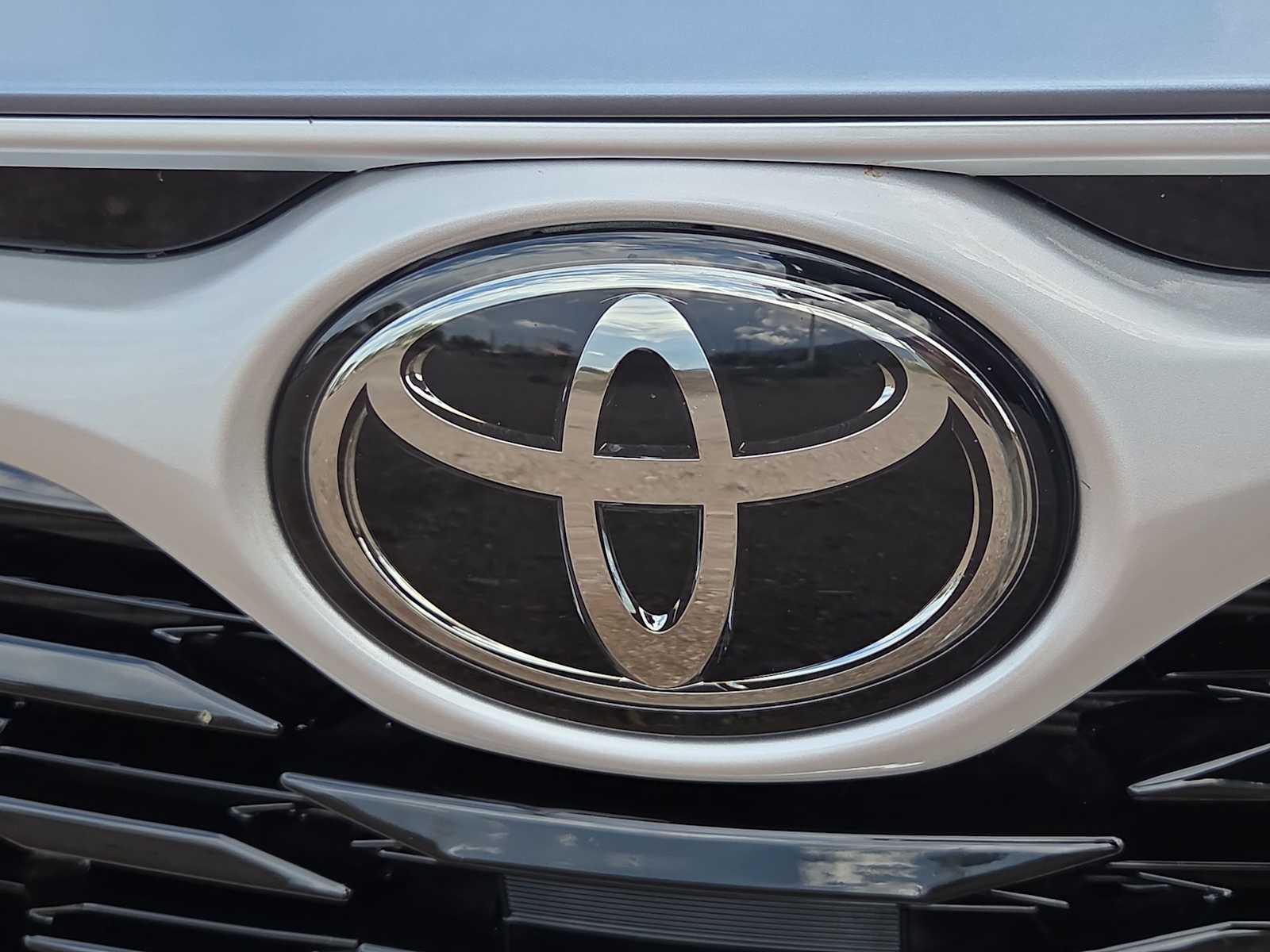 Thumbnail: 2023 Toyota Highlander - 12