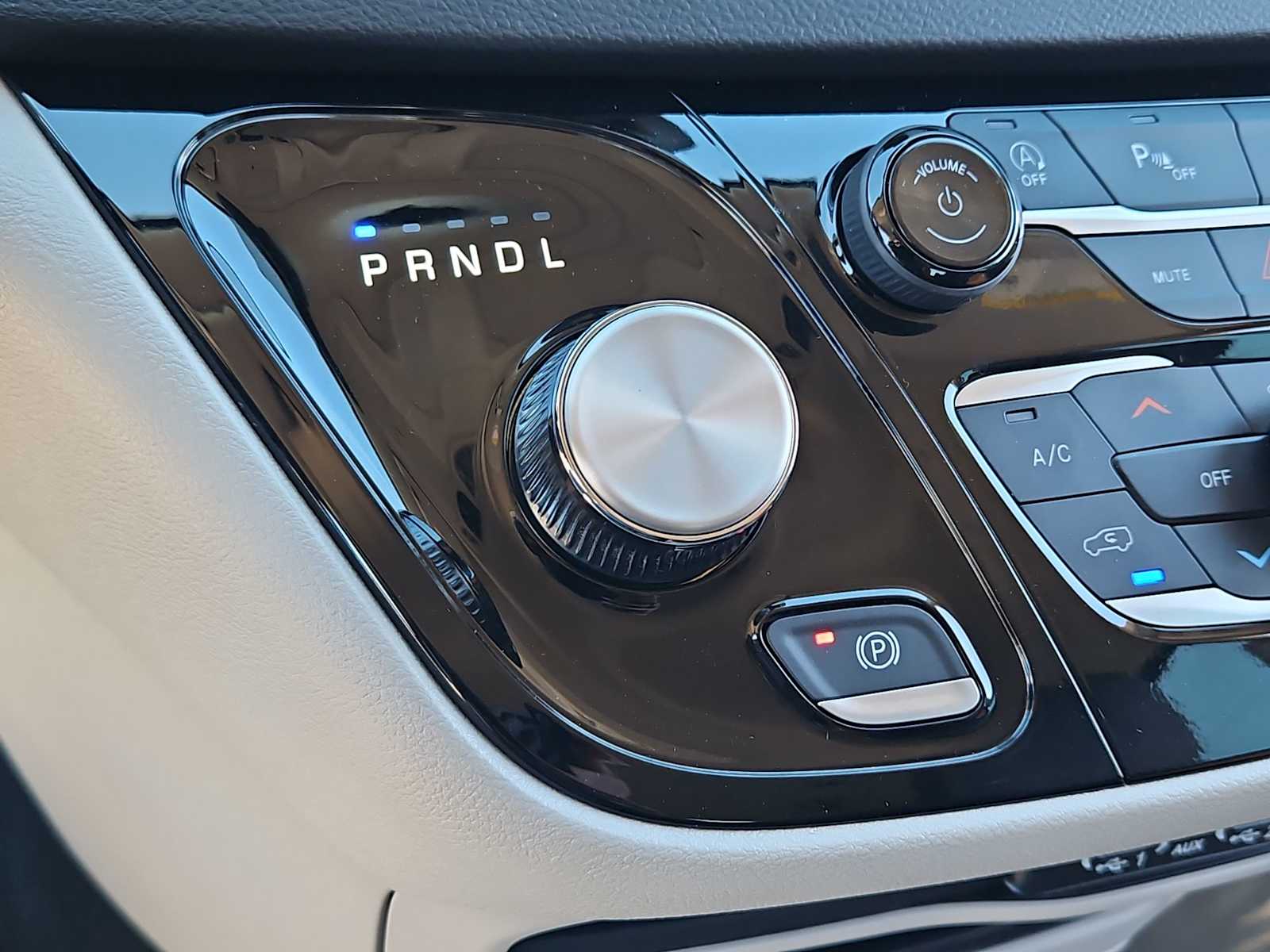 Thumbnail: 2023 Chrysler Pacifica - 32