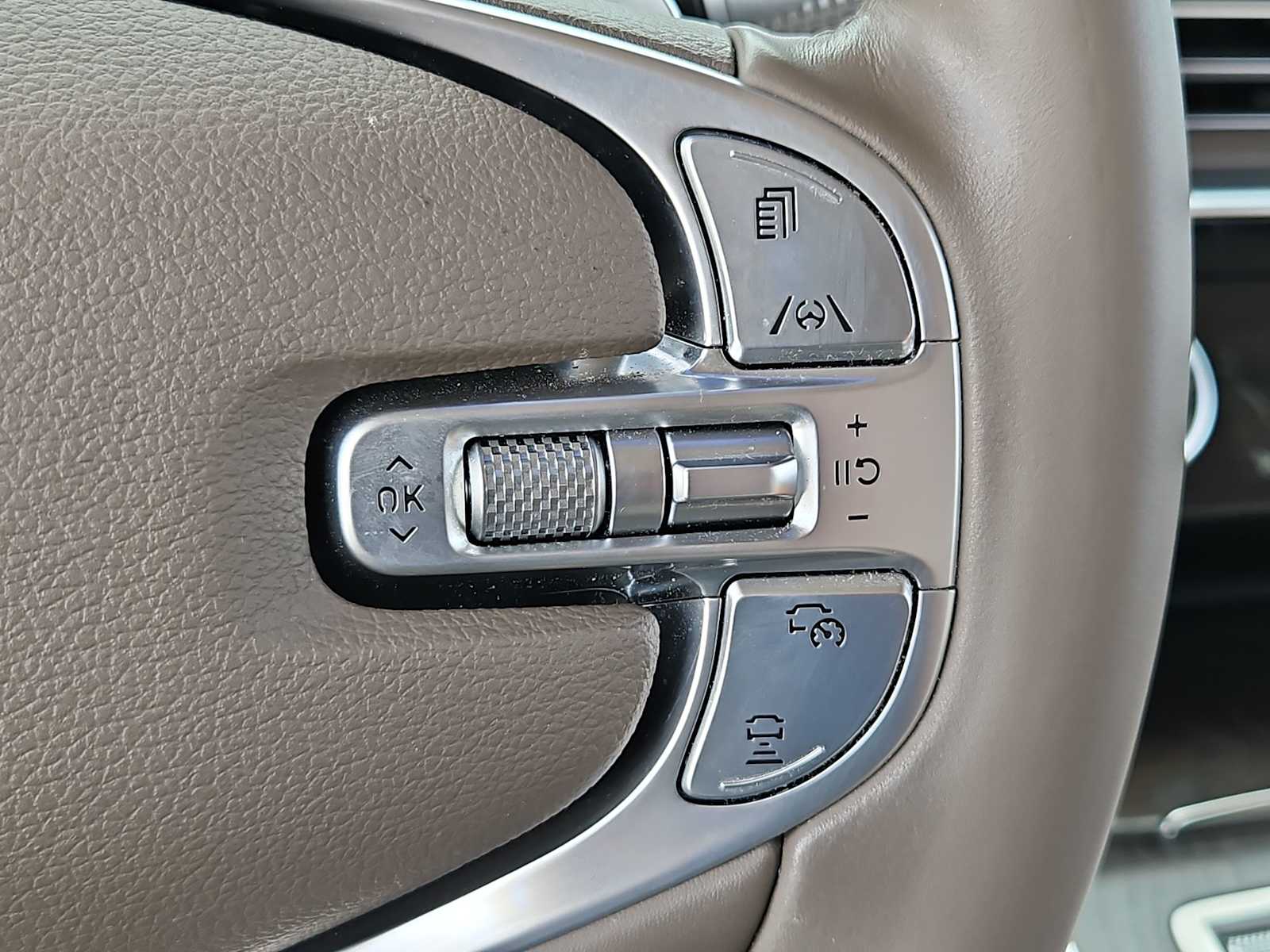 Thumbnail: 2022 Genesis GV80 - 25