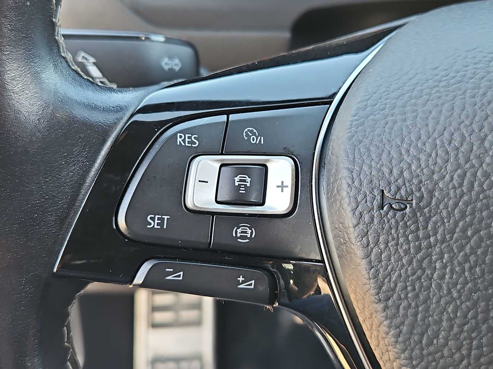 Thumbnail: 2021 Volkswagen Tiguan - 25