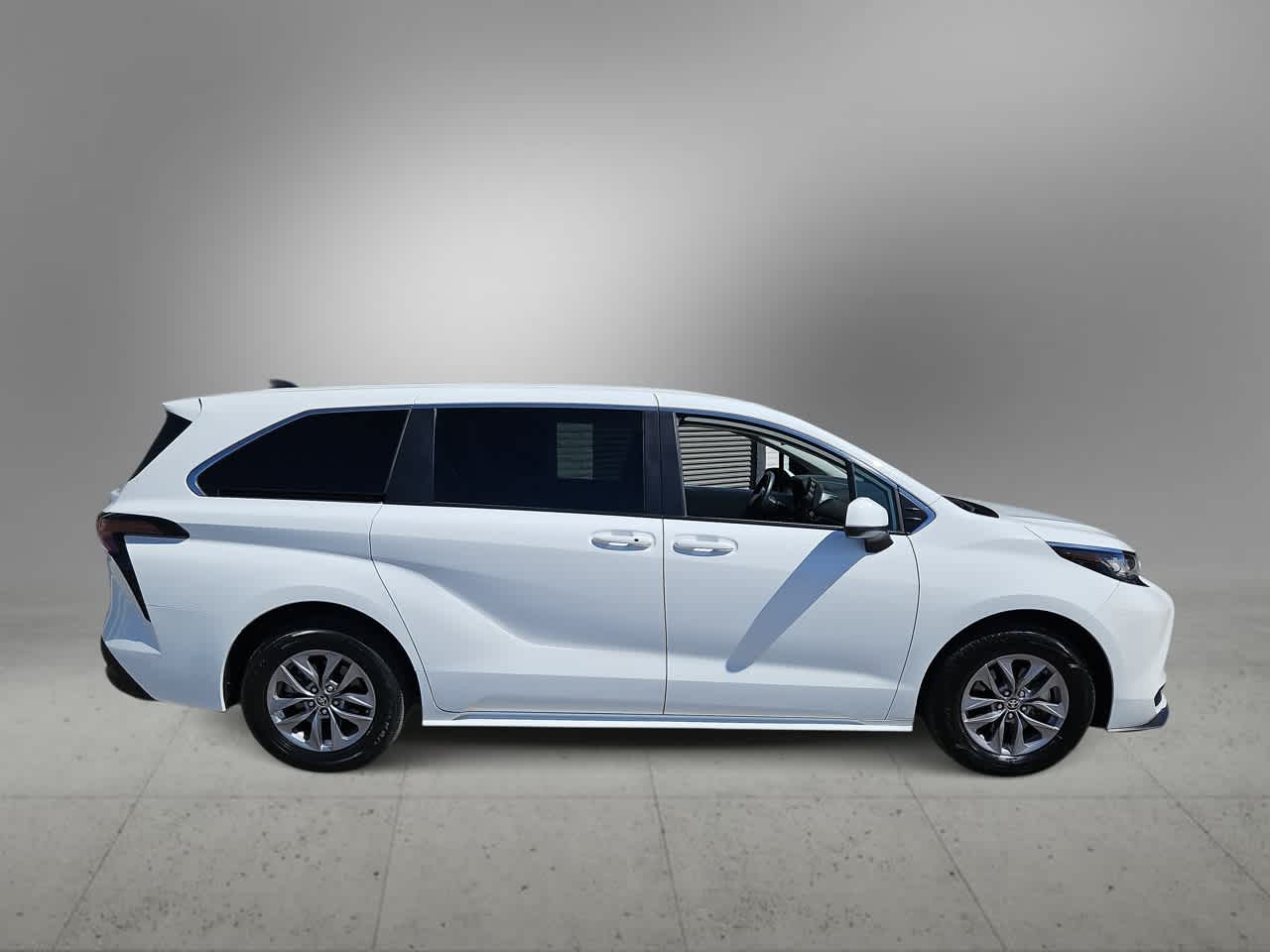 Thumbnail: 2023 Toyota Sienna - 9