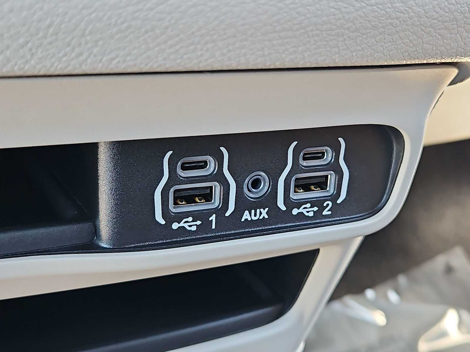 Thumbnail: 2023 Chrysler Pacifica - 31