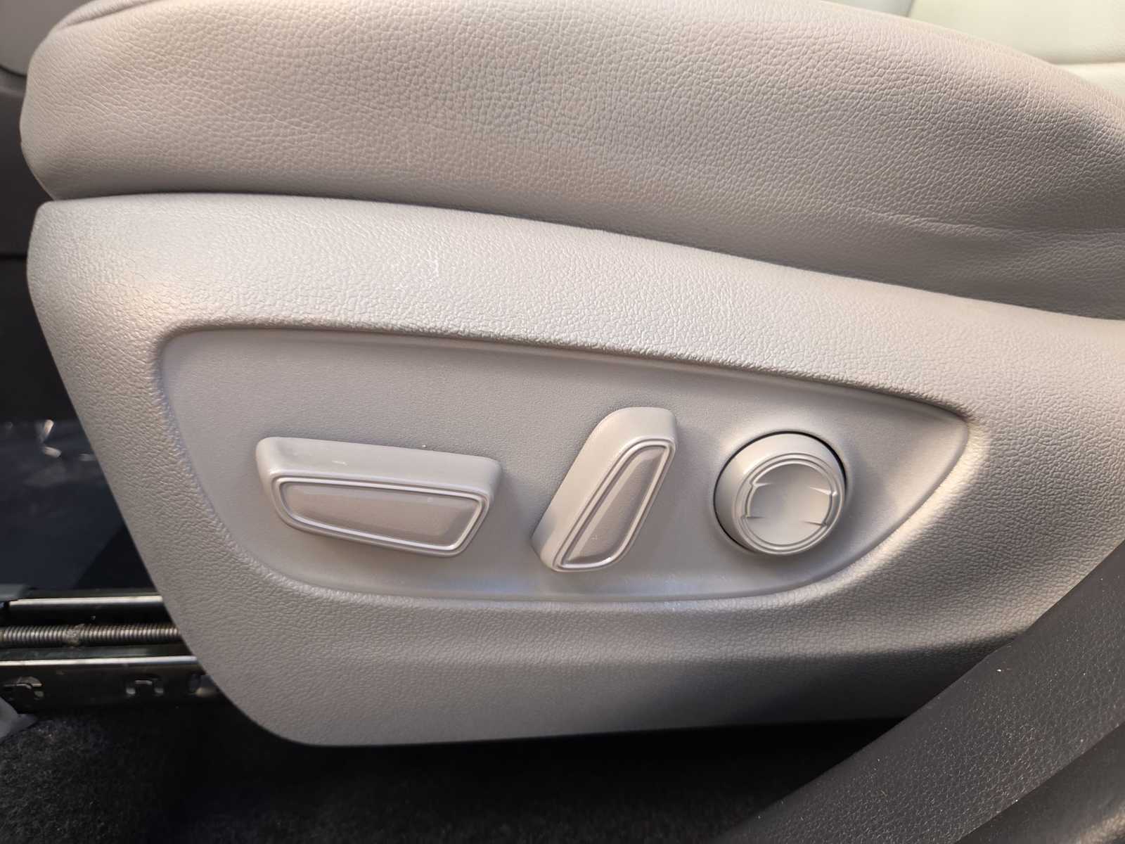 Thumbnail: 2023 Toyota Highlander - 18