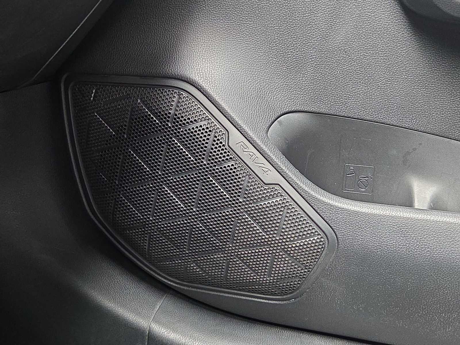 Thumbnail: 2020 Toyota RAV4 - 31