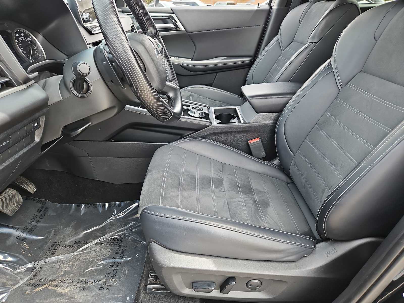 Thumbnail: 2024 Mitsubishi Outlander - 16