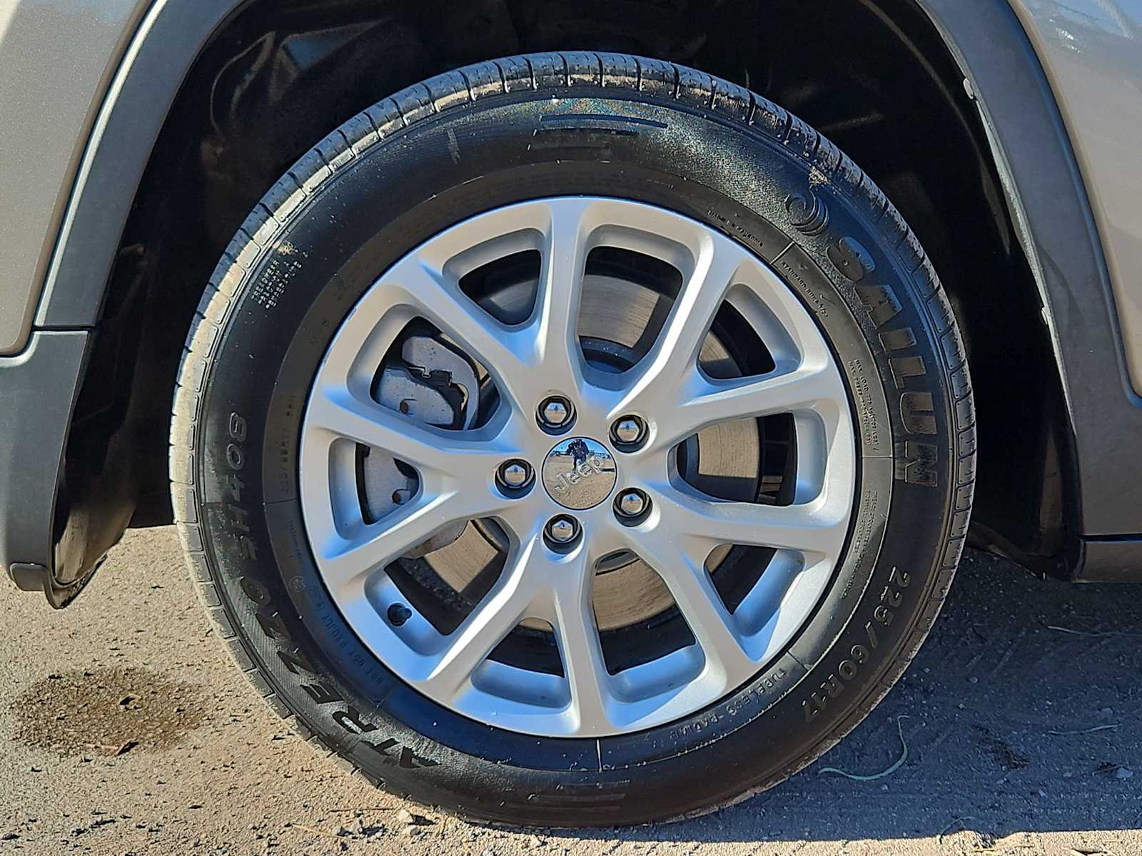 Thumbnail: 2017 Jeep Cherokee - 14