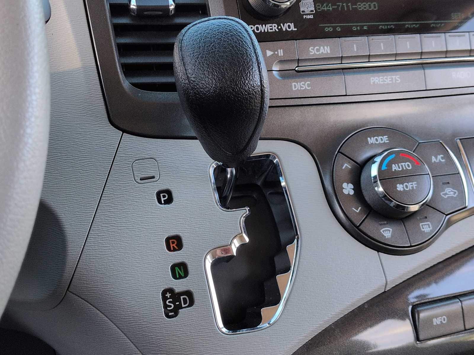 Thumbnail: 2013 Toyota Sienna - 32