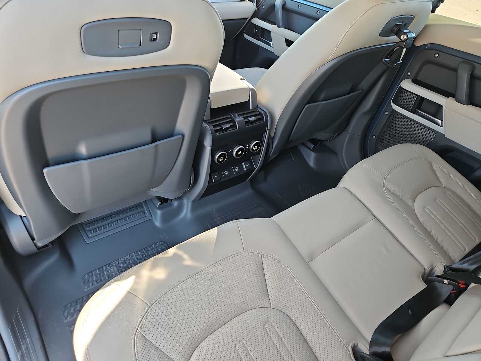 Thumbnail: 2022 Land Rover Defender - 19