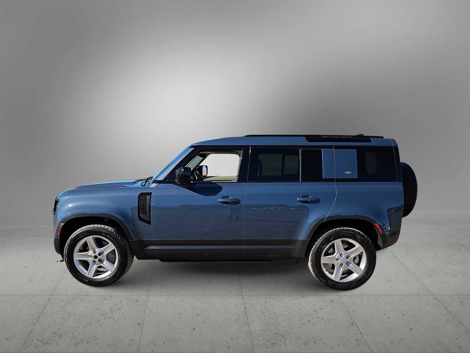 Thumbnail: 2022 Land Rover Defender - 5