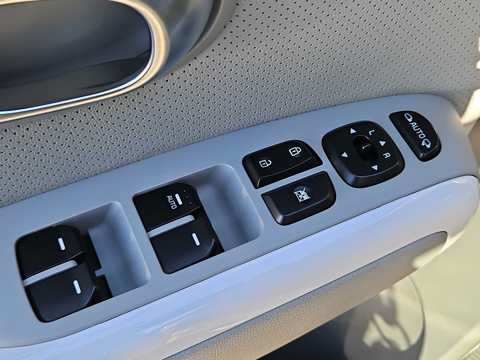 Thumbnail: 2017 Kia Soul EV - 18