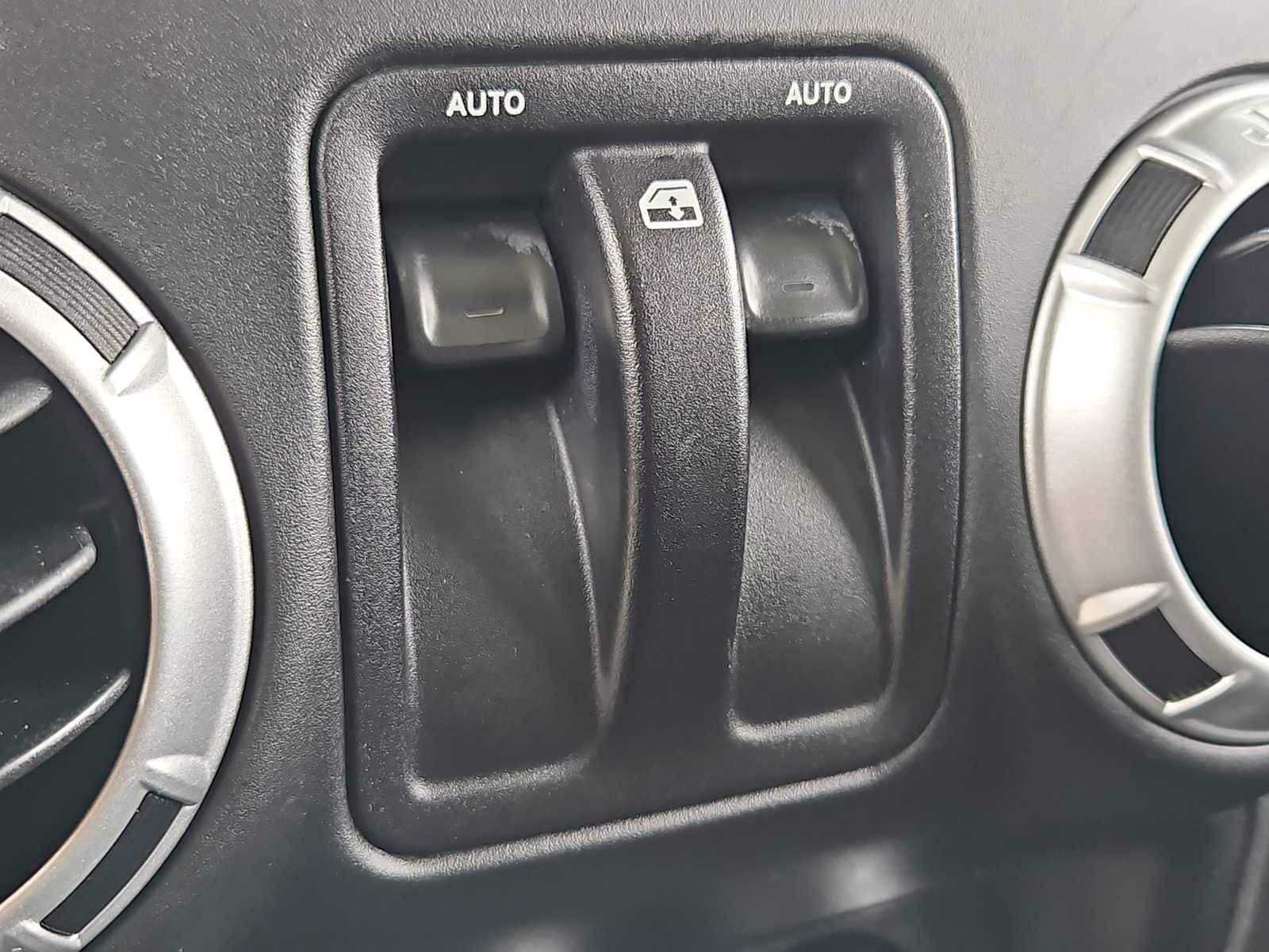 Thumbnail: 2015 Jeep Wrangler - 16