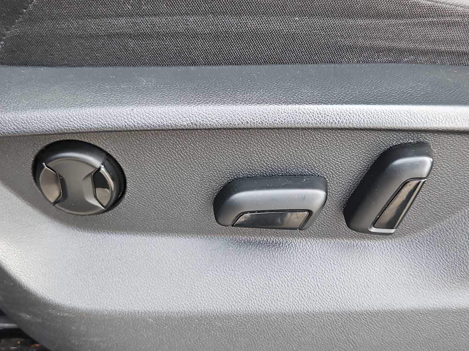 Thumbnail: 2018 Volkswagen Tiguan - 17