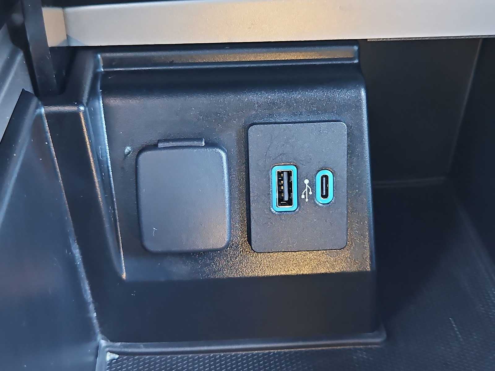 Thumbnail: 2020 Ford Explorer - 32