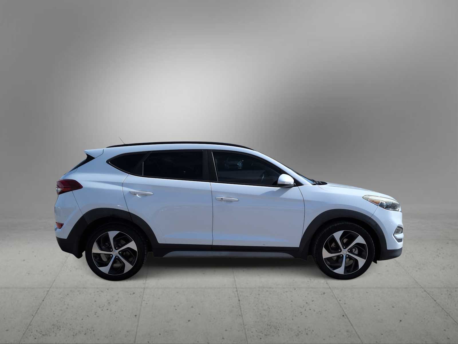 Thumbnail: 2017 Hyundai Tucson - 9