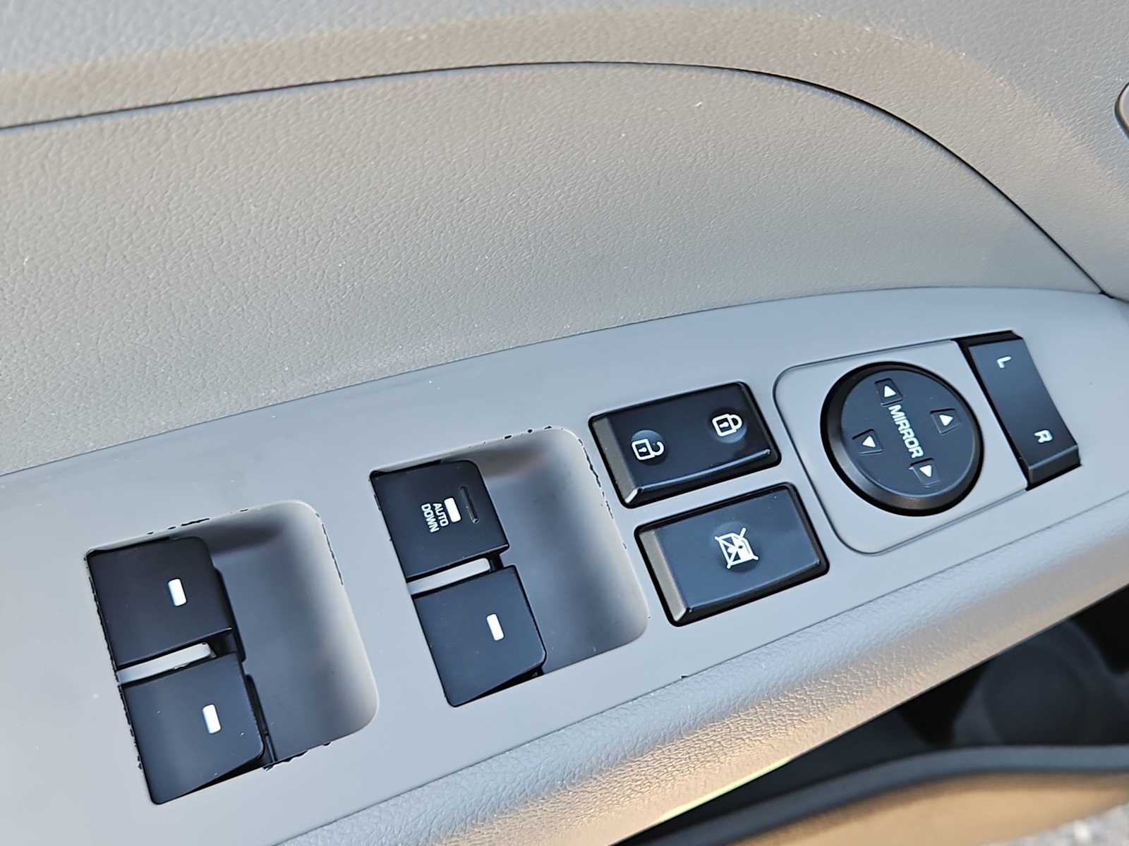 Thumbnail: 2017 Hyundai Elantra - 17