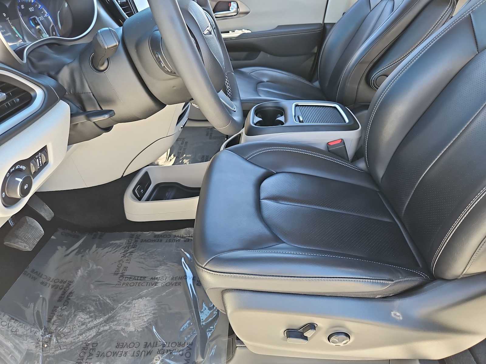 Thumbnail: 2023 Chrysler Pacifica - 17