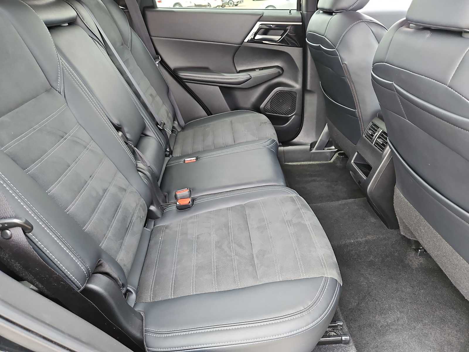 Thumbnail: 2024 Mitsubishi Outlander - 20