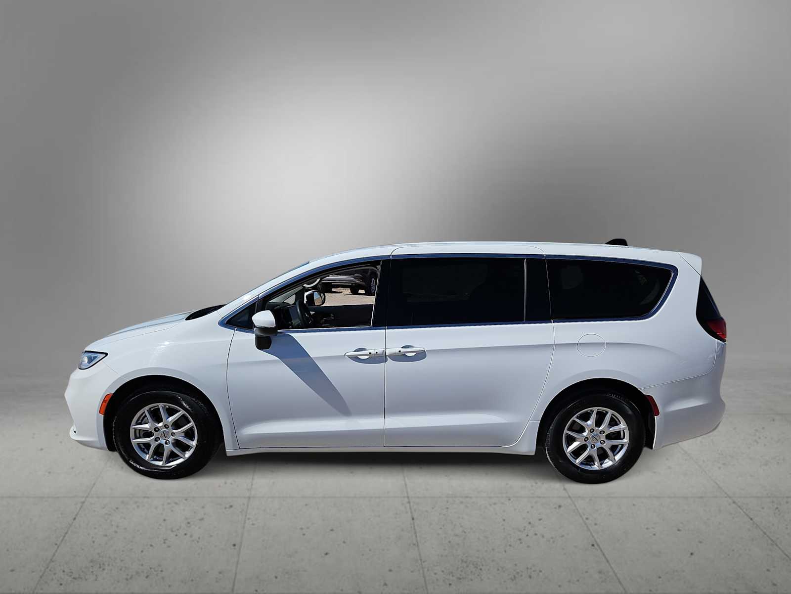 Thumbnail: 2023 Chrysler Pacifica - 5