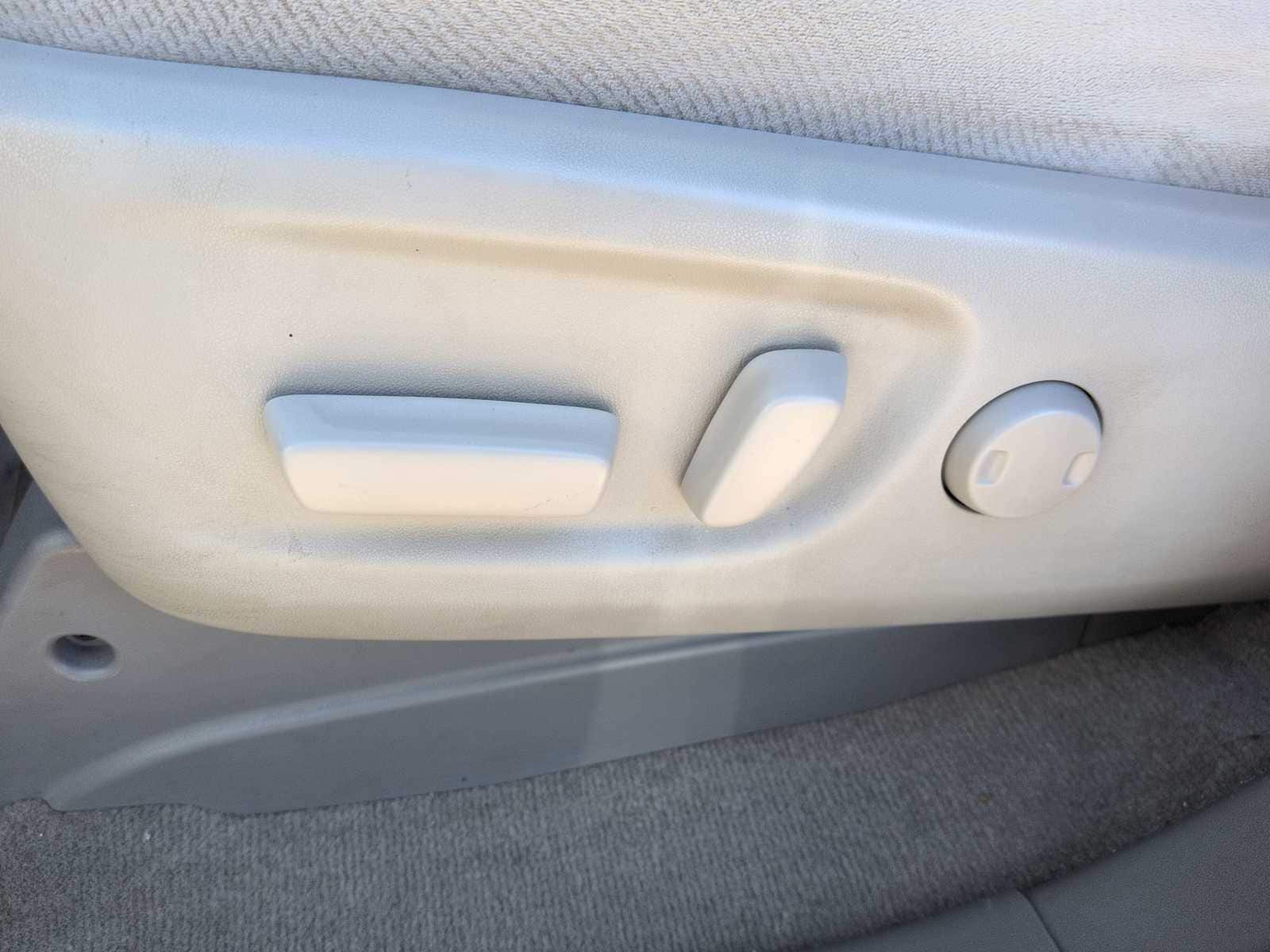 Thumbnail: 2013 Toyota Sienna - 18