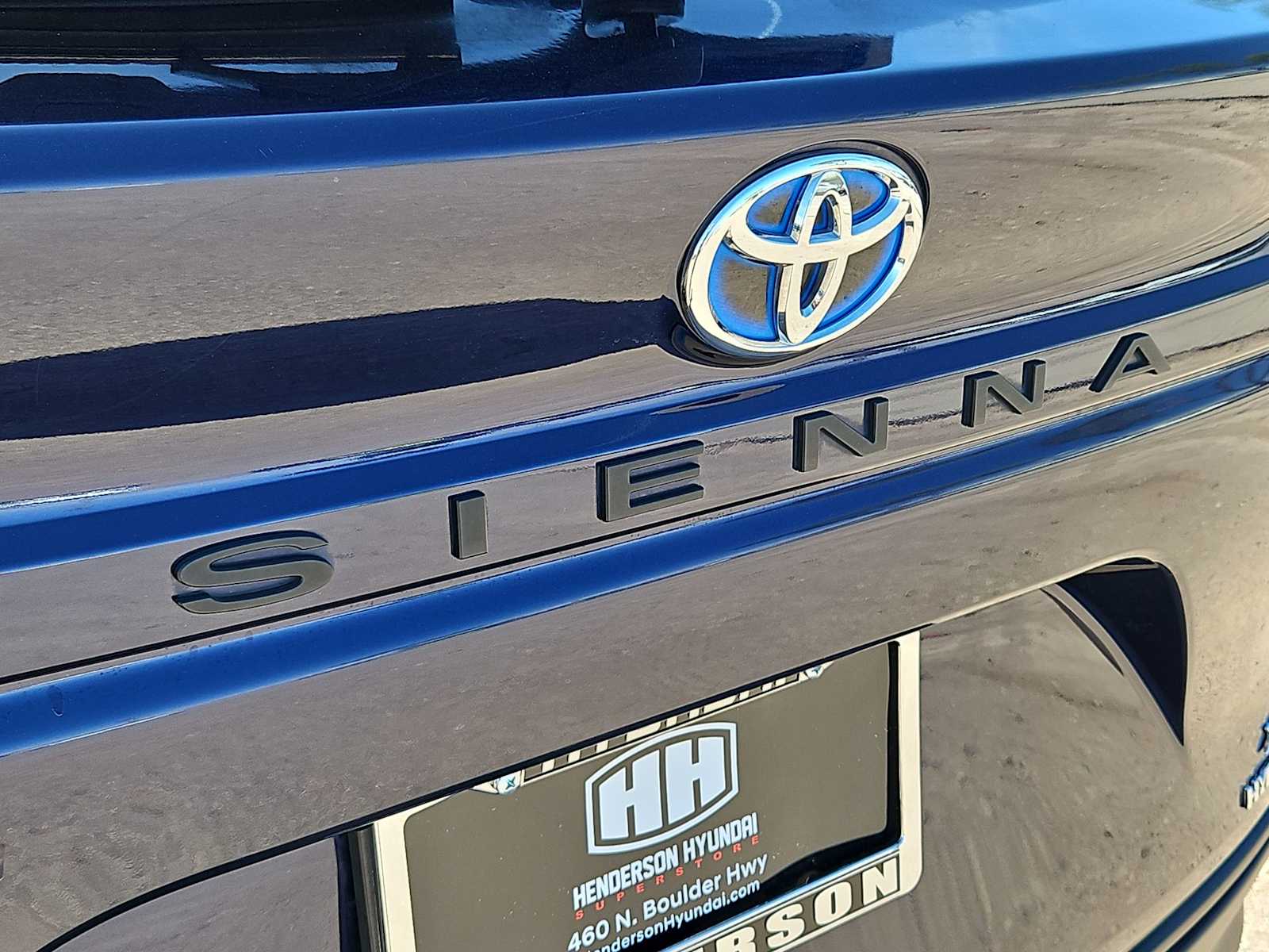 Thumbnail: 2023 Toyota Sienna - 12