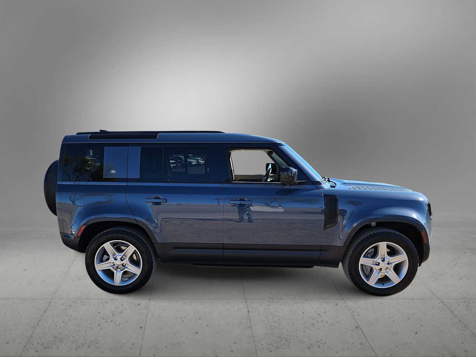 Thumbnail: 2022 Land Rover Defender - 9