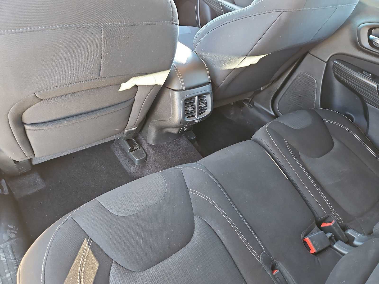 Thumbnail: 2017 Jeep Cherokee - 19