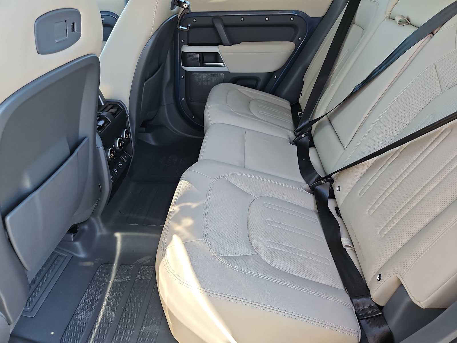 Thumbnail: 2022 Land Rover Defender - 21