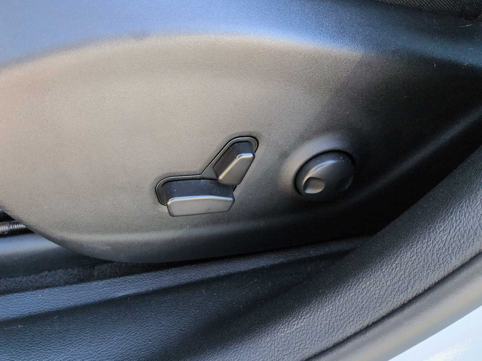 Thumbnail: 2023 Jeep Cherokee - 18