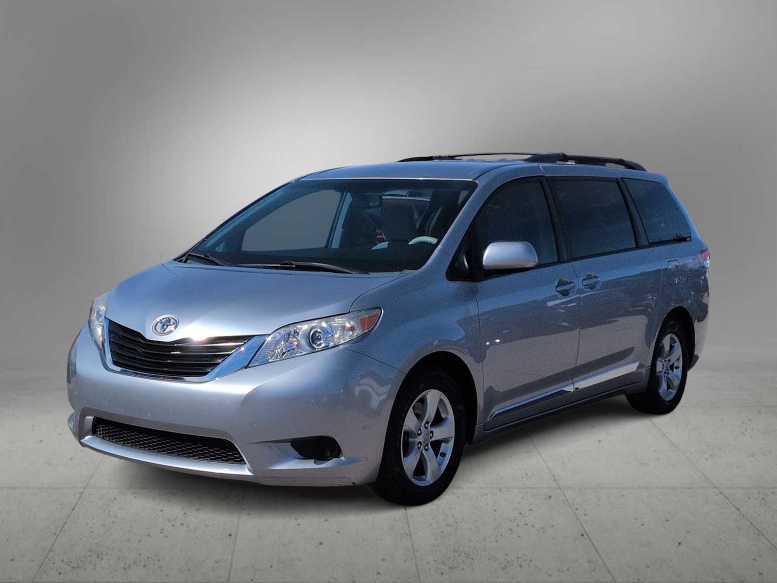 Thumbnail: 2013 Toyota Sienna - 4