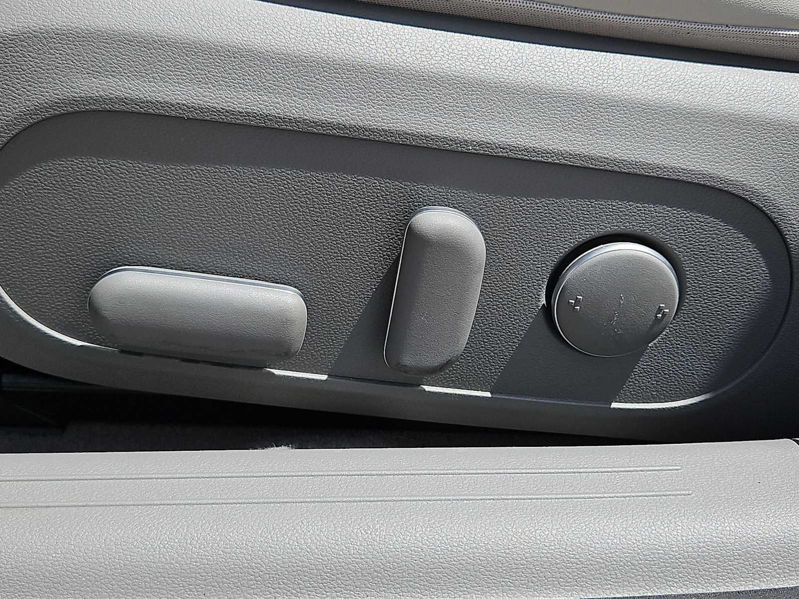 Thumbnail: 2023 Hyundai Ioniq 6 - 17