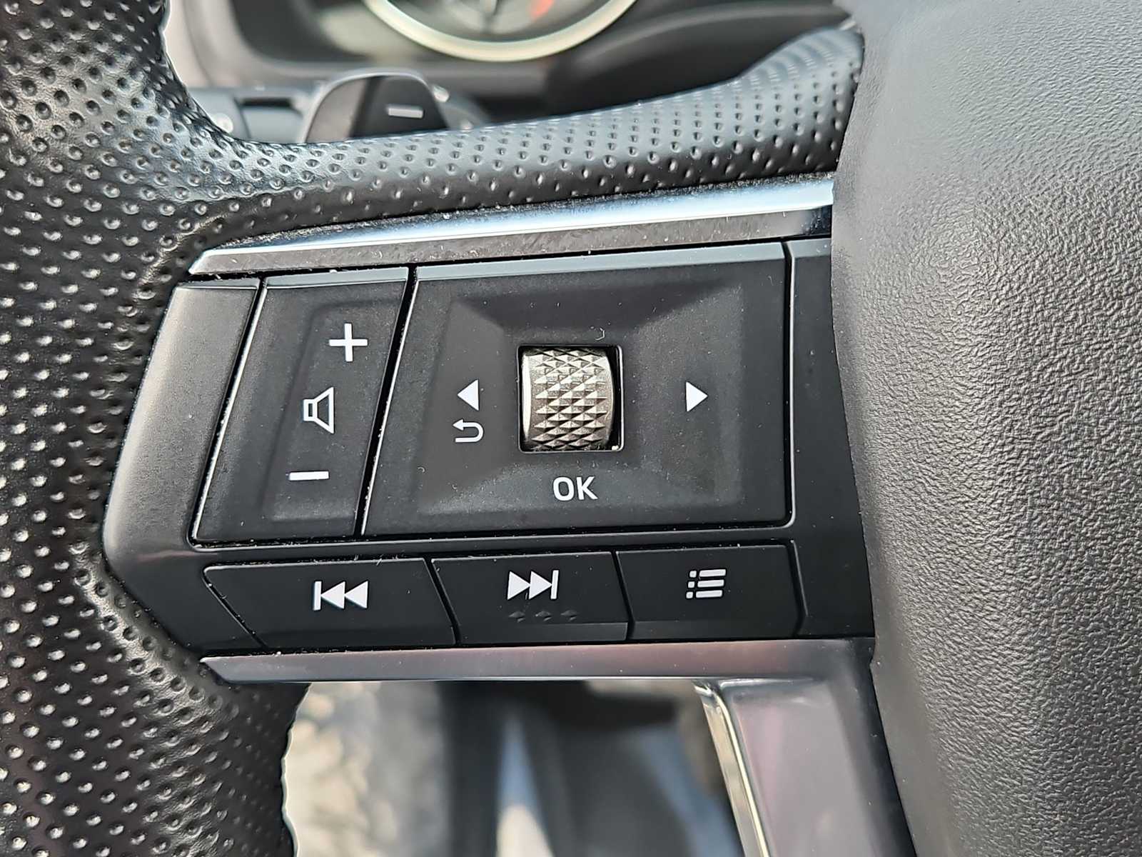 Thumbnail: 2024 Mitsubishi Outlander - 23