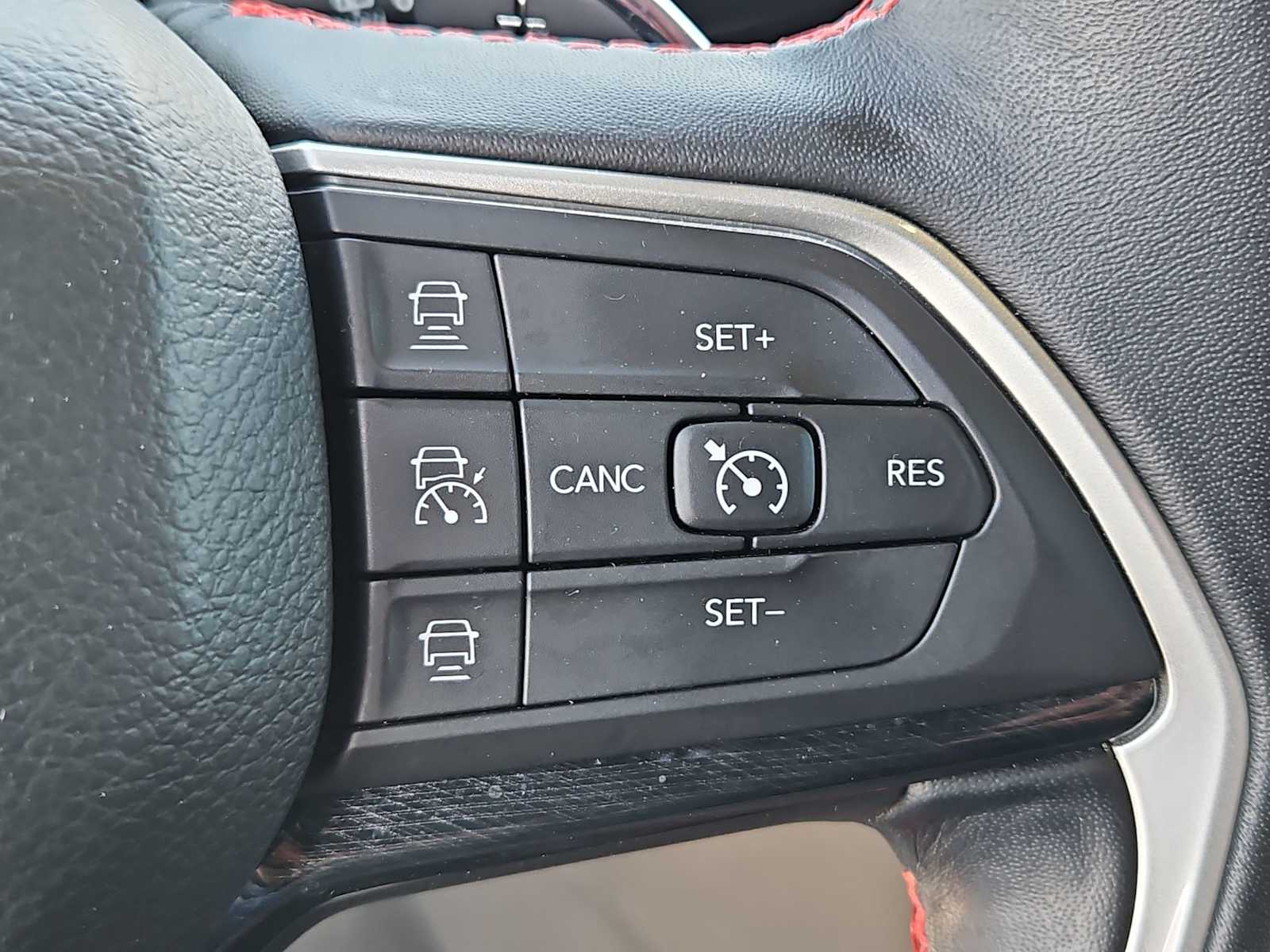 Thumbnail: 2022 Jeep Grand Cherokee - 25