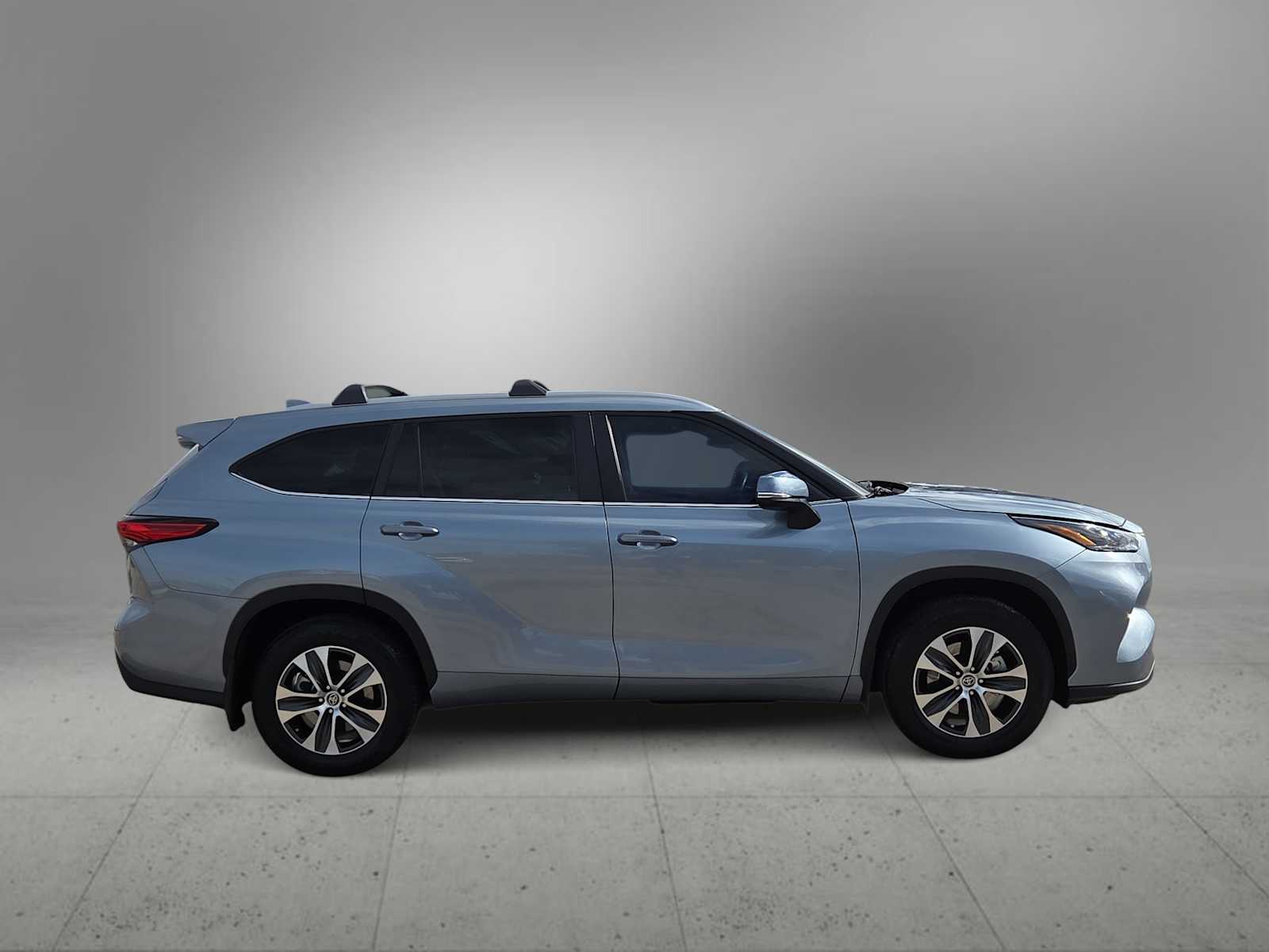 Thumbnail: 2023 Toyota Highlander - 9