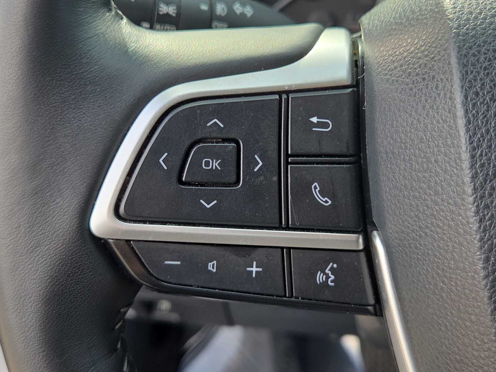 Thumbnail: 2023 Toyota Highlander - 25