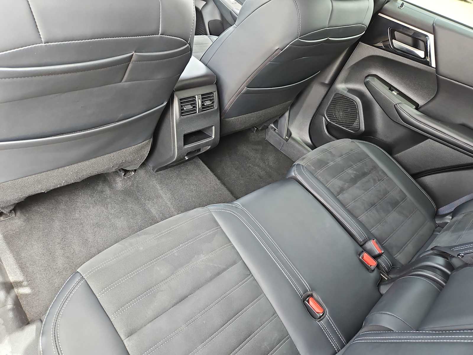 Thumbnail: 2024 Mitsubishi Outlander - 18