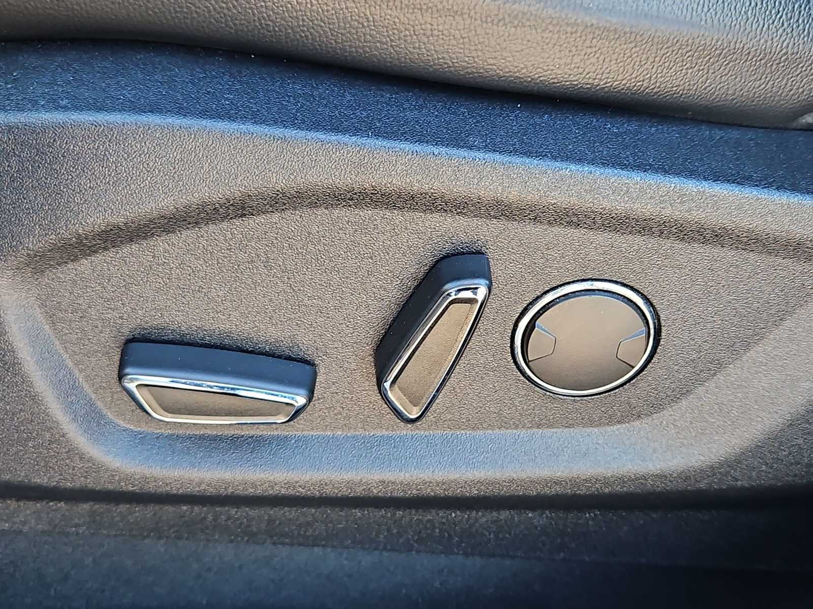 Thumbnail: 2019 Ford Edge - 17