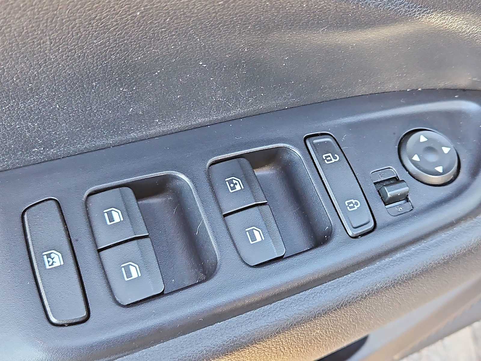 Thumbnail: 2023 Hyundai Venue - 18