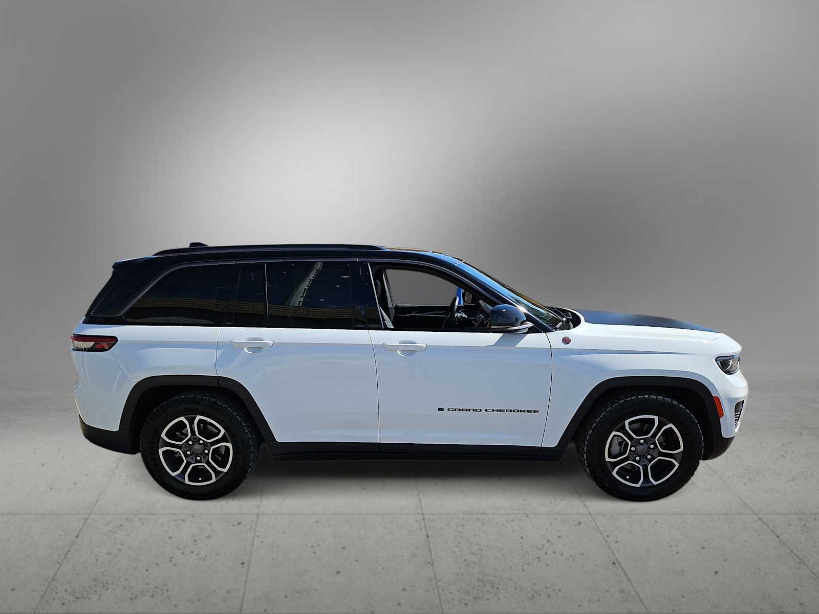Thumbnail: 2022 Jeep Grand Cherokee - 9