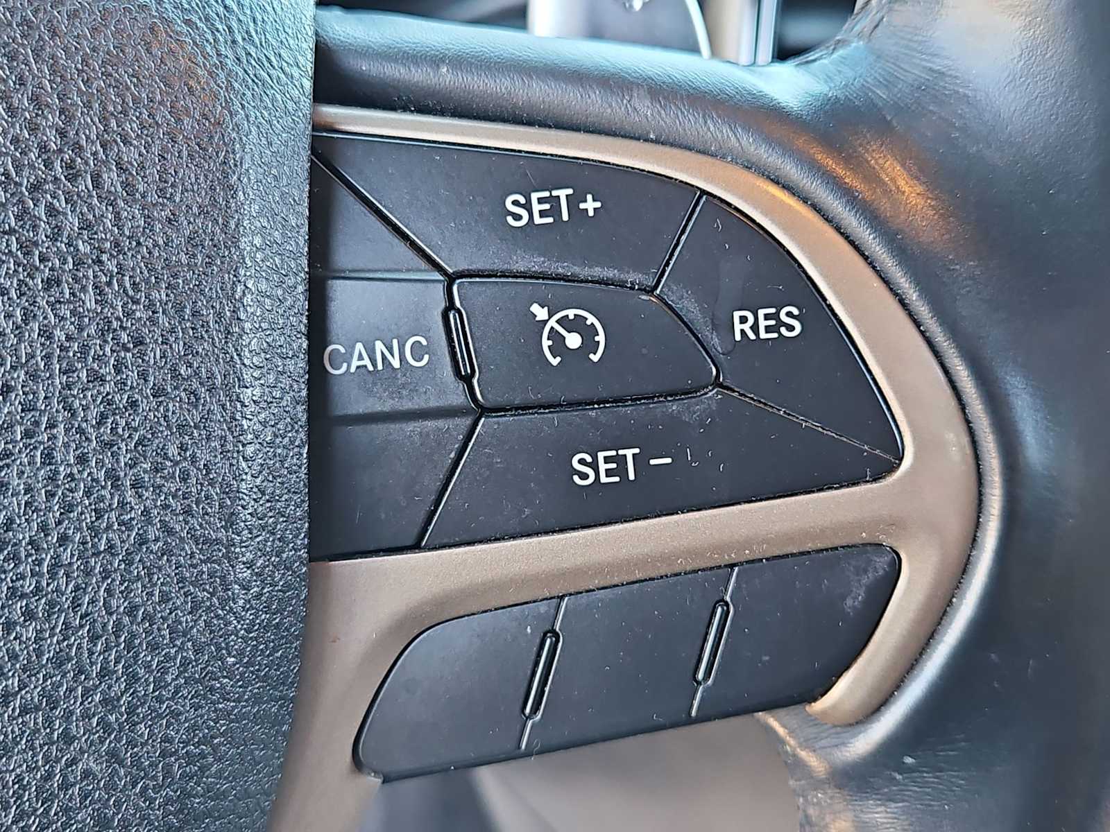 Thumbnail: 2014 Jeep Grand Cherokee - 25