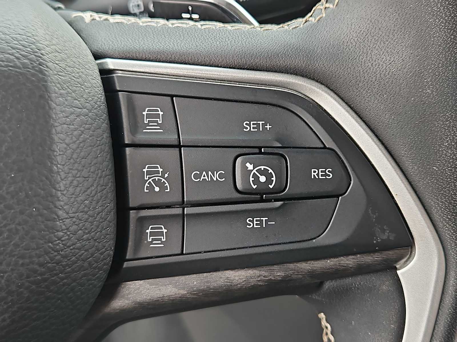 Thumbnail: 2023 Jeep Grand Cherokee - 24