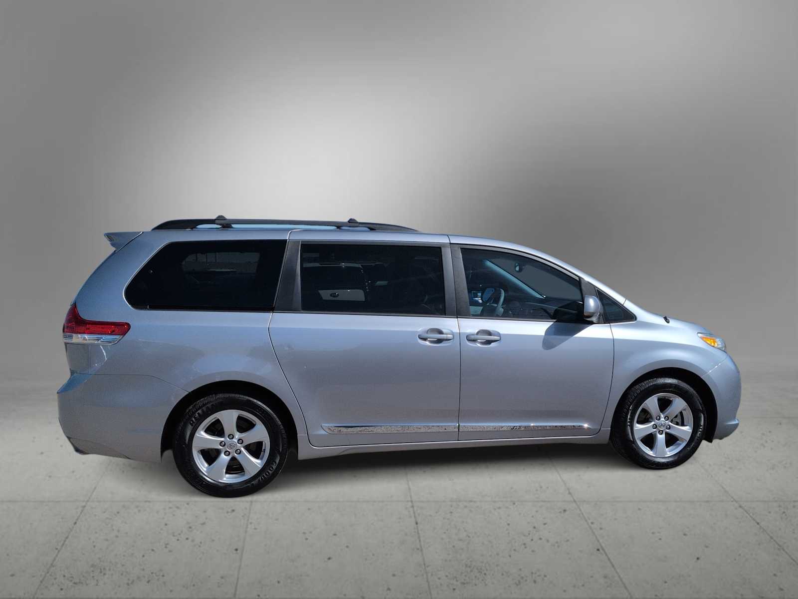 Thumbnail: 2013 Toyota Sienna - 9