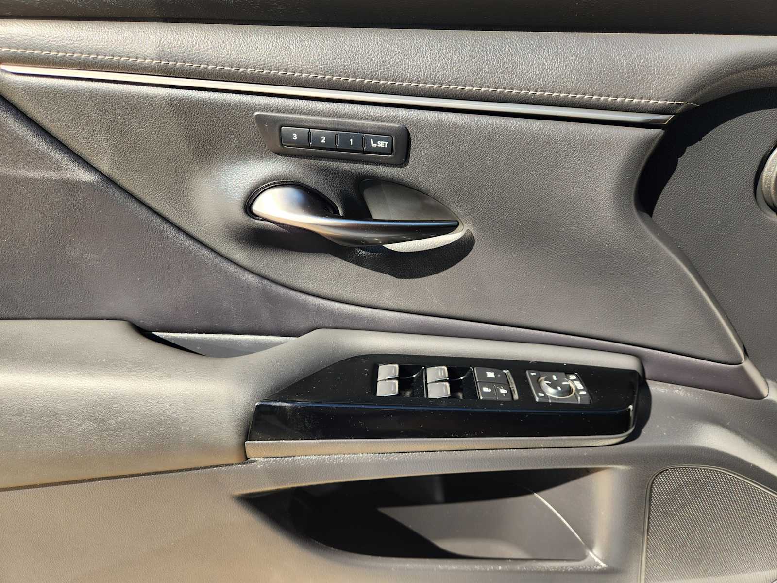 Thumbnail: 2022 Lexus ES - 28