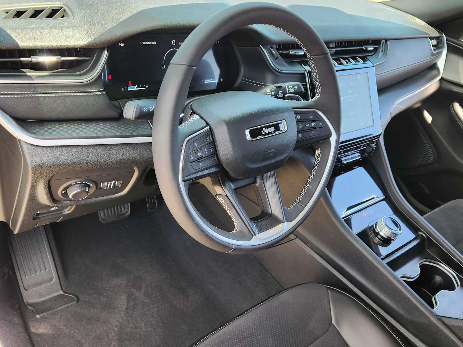2024 Jeep Grand Cherokee Laredo photo 2