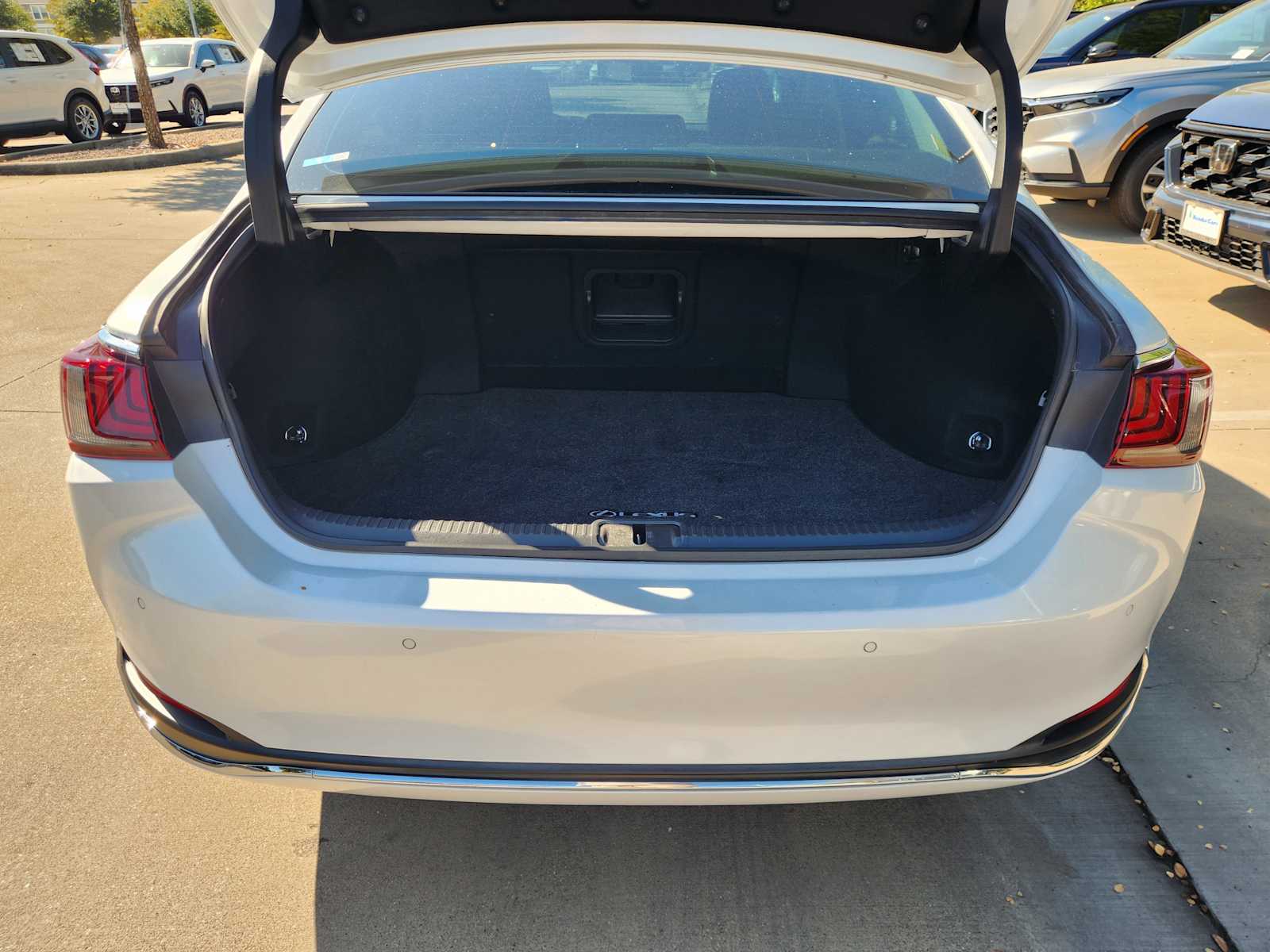 Thumbnail: 2022 Lexus ES - 19