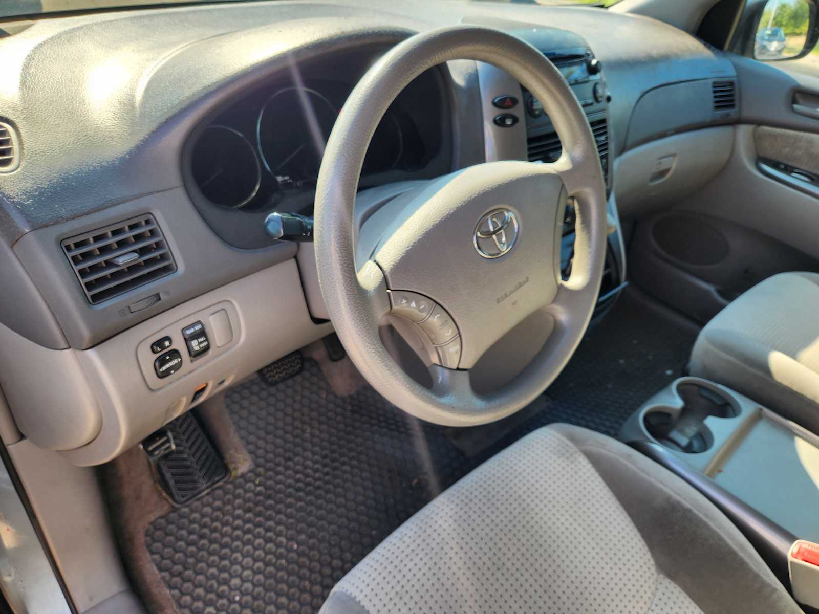 Thumbnail: 2010 Toyota Sienna - 8