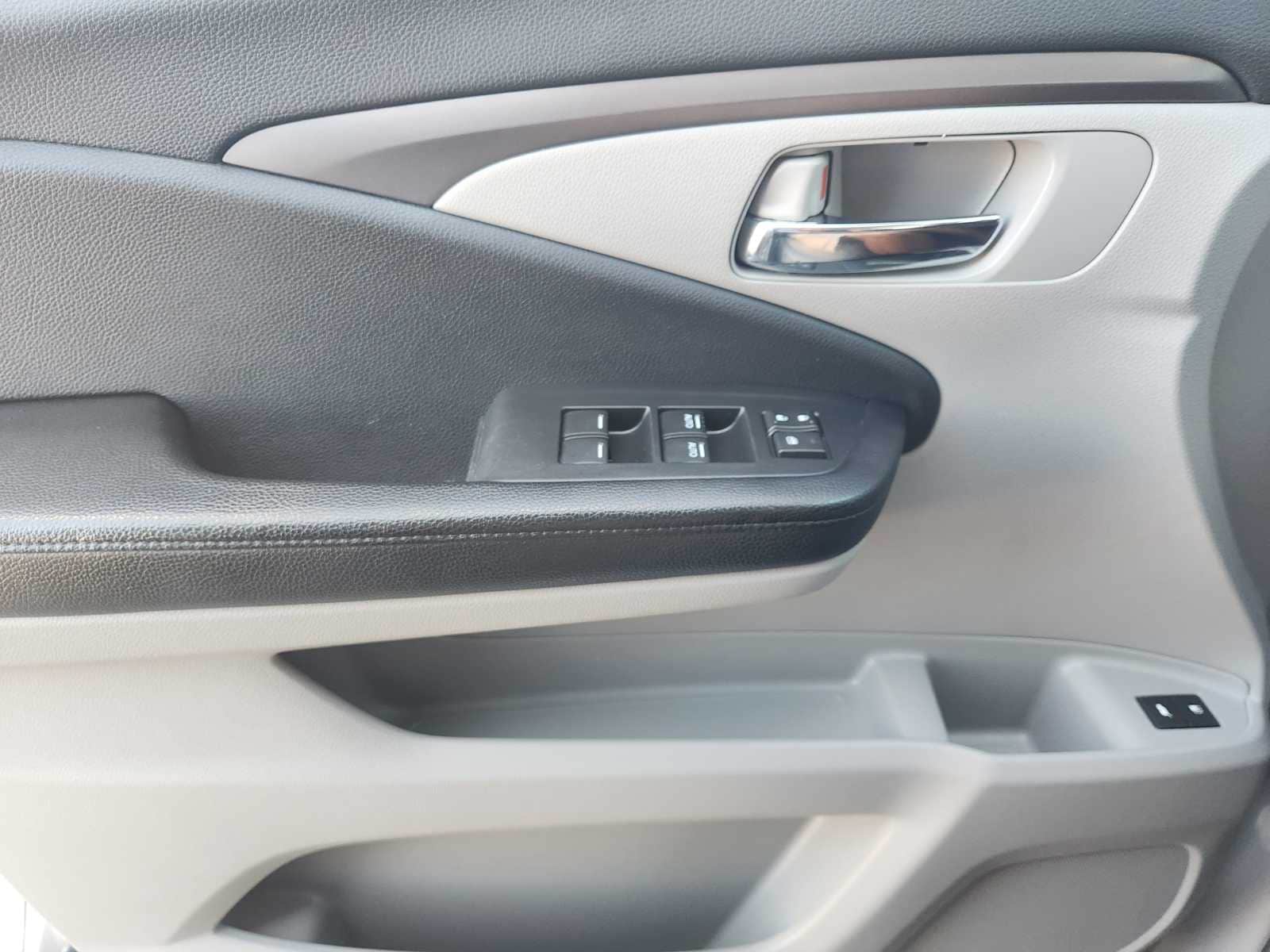 Thumbnail: 2017 Honda Pilot - 30