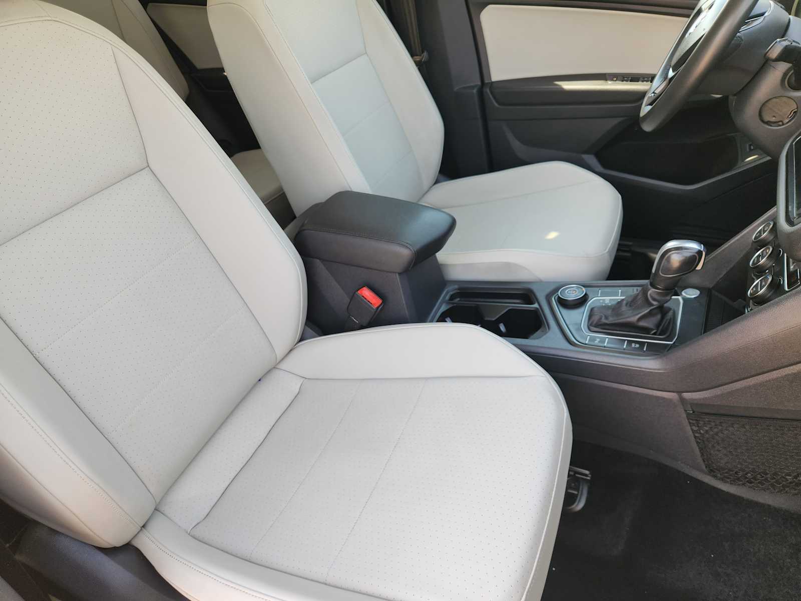 Thumbnail: 2020 Volkswagen Tiguan - 15