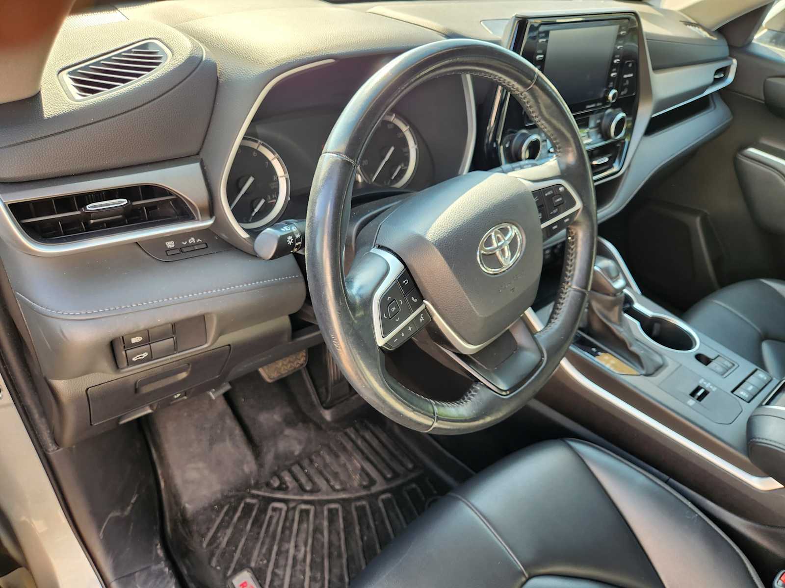 Thumbnail: 2022 Toyota Highlander - 8